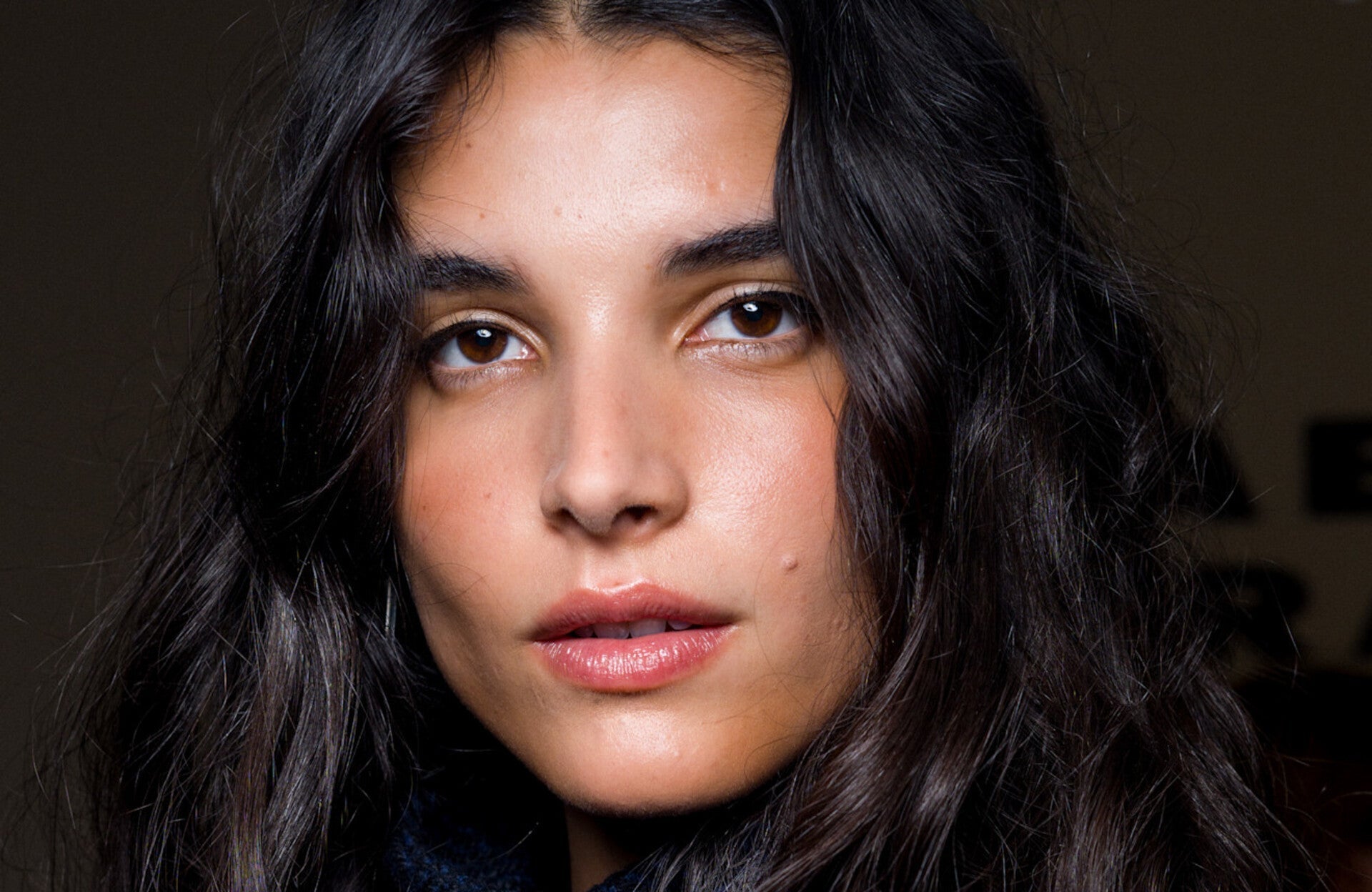 Huile de curcuma sur le visage : bienfaits réels, dangers et alternatives