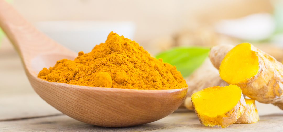 Curcuma jaune sur la peau : comment éviter la coloration temporaire ? Image